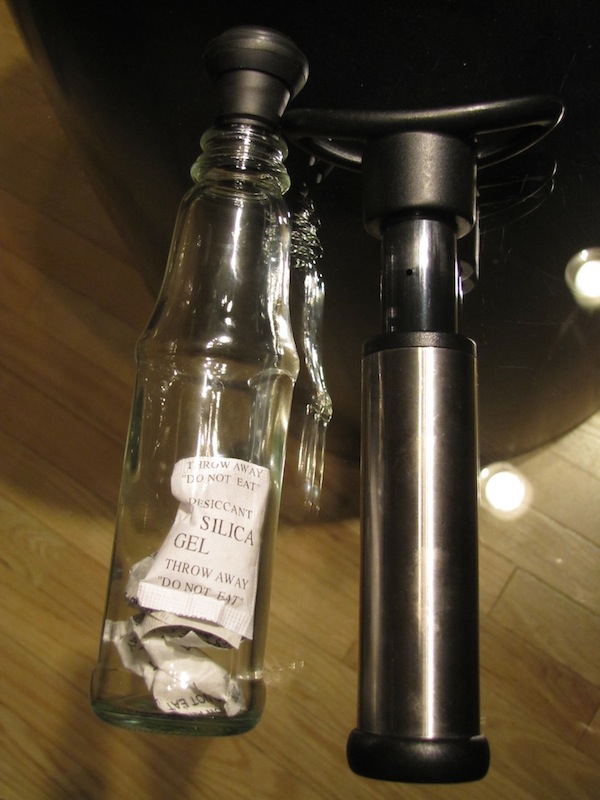 Vacuvin et bouteille Sous Pression.JPG